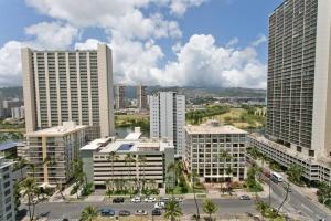 une vue aérienne sur une ville avec de grands bâtiments dans l'établissement Royal Kuhio 1602 - Spacious Studio with Stunning Mountain Views in the Heart of Waikiki!, à Honolulu