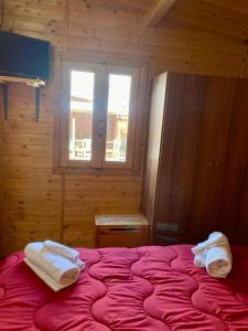 1 dormitorio con 1 cama con 2 toallas en B&B Snow Village Roccaraso, en Roccaraso