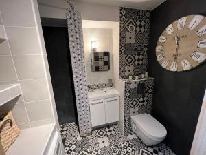 bagno con orologio a parete e servizi igienici di Studio 4 pers, ménage inclus à Val Thorens a Val Thorens