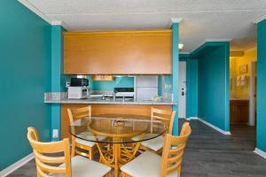 Η κουζίνα ή μικρή κουζίνα στο Royal Kuhio 1712 - Spacious Corner Unit with Stunning Ocean City Views in the Heart of Waikiki!