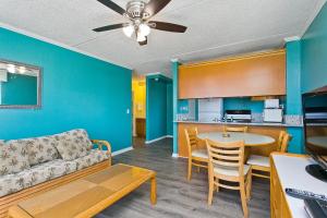 ホノルルにあるRoyal Kuhio 1708 - Spacious Corner Unit with Stunning Ocean City Views in the Heart of Waikiki!のソファとテーブルのあるリビングルーム
