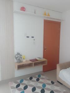 a bedroom with a bed and a table and a door at Apartamento em Cuiabá in Cuiabá