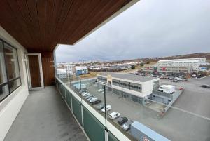 een balkon met uitzicht op een parkeerplaats bij Modern and spacious 3 bedroom apartment in Kópavogur in Reykjavík