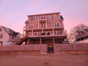 Gallery image of Large Waterfront Modern Beach House in East Haven