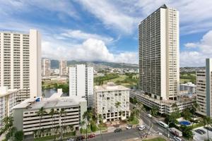 - une vue sur une ville avec de grands bâtiments dans l'établissement Royal Kuhio 1704 - Spacious Studio with Stunning Mountain Views in the Heart of Waikiki!, à Honolulu