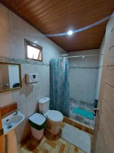 y baño con aseo, lavabo y ducha. en Bonanza, en Monteverde
