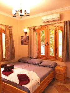 1 dormitorio con 2 camas individuales y ventanas en Surfers-Lounge-Dahab Lagoon with Swimming-Pool - Breakfast - Garden - Beduintent - BBQ - Jacuzzi en Dahab