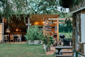 a restaurant with a table and chairs in a yard at Kampeerbeleving Dijksehoeve in Nistelrode