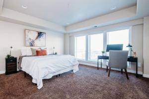 2-Bd Apt w/ WiFi, Netflix, Mtn Views in DT Ogden客房内的一张或多张床位
