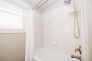 2-Bd Apt w/ WiFi, Netflix, Mtn Views in DT Ogden的一间浴室