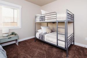 2-Bd Apt w/ WiFi, Netflix, Mtn Views in DT Ogden客房内的一张或多张床位