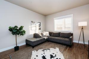 2-Bd Apt w/ WiFi, Netflix, Mtn Views in DT Ogden的休息区