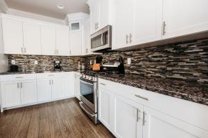 2-Bd Apt w/ WiFi, Netflix, Mtn Views in DT Ogden的厨房或小厨房