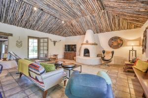 sala de estar con techo de paja en Historic Hacienda, en Ranchos de Taos