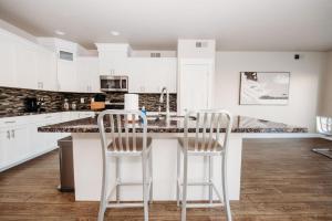 2-Bd Apt w/ WiFi, Netflix, Mtn Views in DT Ogden的厨房或小厨房