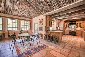 Una cocina con una mesa y sillas en una habitación. en Historic Hacienda, en Ranchos de Taos