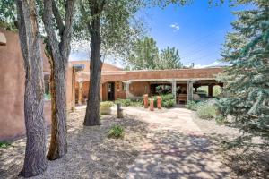 una vista exterior de un edificio con árboles en Historic Hacienda, en Ranchos de Taos
