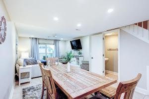 ヒルトン・ヘッド・アイランドにあるSurf Court Villas 5の木製のテーブルと椅子のあるダイニングルーム