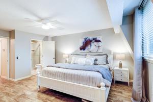 ヒルトン・ヘッド・アイランドにあるSurf Court Villas 5の白いベッドルーム(ベッド1台、天井ファン付) +26枚の写真