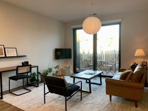 Flexhome Brown Deer 1BR Apt G1 - READ INFO tesisinde bir oturma alanı