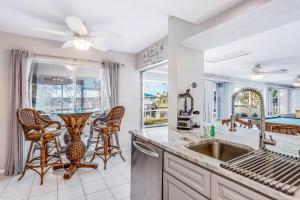 Η κουζίνα ή μικρή κουζίνα στο Norma on the Canal