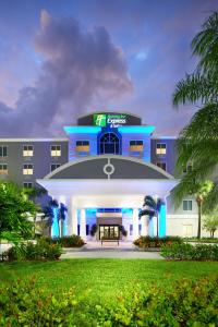 d'un grand bâtiment bleu avec un panneau. dans l'établissement Holiday Inn Express Hotel & Suites Port St. Lucie West, an IHG Hotel, à Port Sainte-Lucie