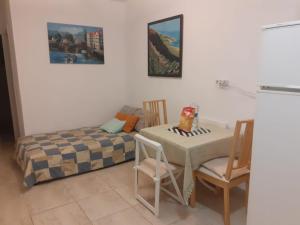 a bedroom with a bed and a table and chairs at Casa y Estudio Keyfer, Arrecife Centro in Arrecife
