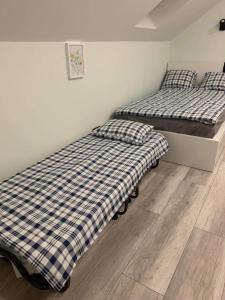 dwa łóżka siedzące obok siebie w pokoju w obiekcie Wichrowe Wzgórze z jacuzzi w mieście Znamirowice
