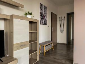 Una habitación con un armario con un taburete. en Cozy Residental Apartment en Košice