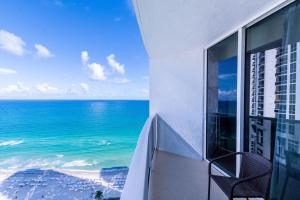 un balcone con vista sull'oceano di TRUMP INTL 2 BEDROOM APARTMENT 1600 Sf Ocean and Bay View With Terrace a Miami Beach
