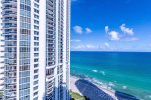 una vista aerea di un edificio e dell'oceano di TRUMP INTL 2 BEDROOM APARTMENT 1600 Sf Ocean and Bay View With Terrace a Miami Beach