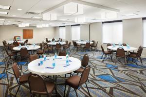 ein Zimmer mit Tischen und Stühlen in einem Klassenzimmer in der Unterkunft Holiday Inn Express & Suites Jacksonville South East - Medical Center Area, an IHG Hotel in Jacksonville