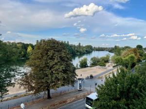 widok na rzekę z autobusem w obiekcie River Main I Taunus View I Workplace I Kitchen w mieście Offenbach