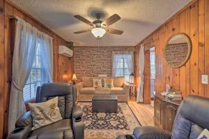 Cozy Knoxville Getaway about 8 Mi to Downtown! في نوكسفيل: غرفة معيشة مع أريكة ومروحة سقف