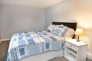 a bedroom with a bed with a blue and white bedspread at 4 Bedroom House by Leavetown Vacations in Superior