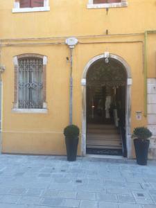 The facade or entrance of Hotel Agli Artisti