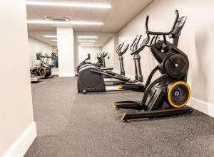 ein Fitnessstudio mit mehreren Heimtrainern in einem Raum in der Unterkunft HostWise Stays - The Washington at Chatham - Free Parking, Private Gym, More! in Pittsburgh