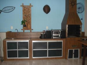 Kuchyň nebo kuchyňský kout v ubytování Casa PRAIA c piscina Balneário Santa Teresinha