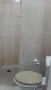 een badkamer met een wit toilet en een bad bij Pousada Paraíso Pedacinho Do Céu 2 in Águas de Lindóia