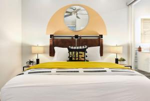 een slaapkamer met een groot bed en een grote spiegel bij HostWise Stays - The Washington at Chatham - Free Parking, Fitness Center in Pittsburgh