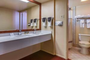Ein Badezimmer in der Unterkunft Best Western Plus King's Inn and Suites