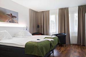 een hotelkamer met een bed en een stoel bij Sure Hotel by Best Western Lagan in Lagan