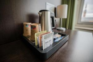 Příslušenství pro přípravu čaje a kávy v ubytování Flonk Hotel Groningen Centre, BW Signature Collection