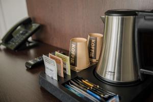 Příslušenství pro přípravu čaje a kávy v ubytování Flonk Hotel Groningen Centre, BW Signature Collection