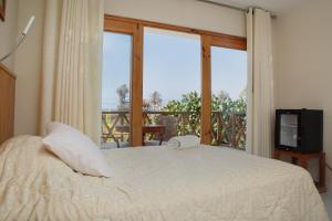 a bedroom with a bed and a large window at Hotel Emancipador in Paracas +33 photos