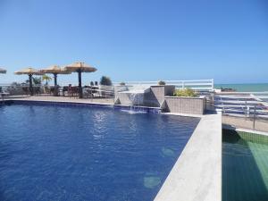 uma piscina com vista para o oceano em Sonia Flats Pipa's Bay - Flat 121 em Pipa