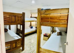 Pokój z 2 łóżkami piętrowymi i drzwiami w obiekcie Hostal Liwa Kashi w mieście Ríohacha
