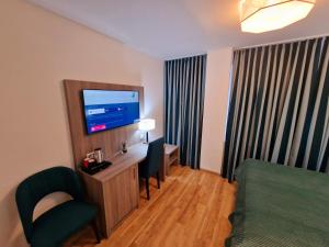 a hotel room with a bed and a television at Sophien Hotel in Frankfurt/Main