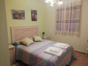 1 dormitorio con 1 cama con toallas en Casa Rural Feymar, 