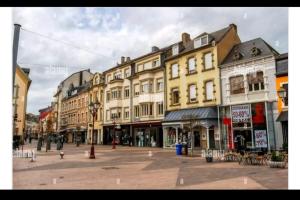 una calle de la ciudad con muchos edificios en una ciudad en Chambre privé dans belle maison 2 en Ettelbruck